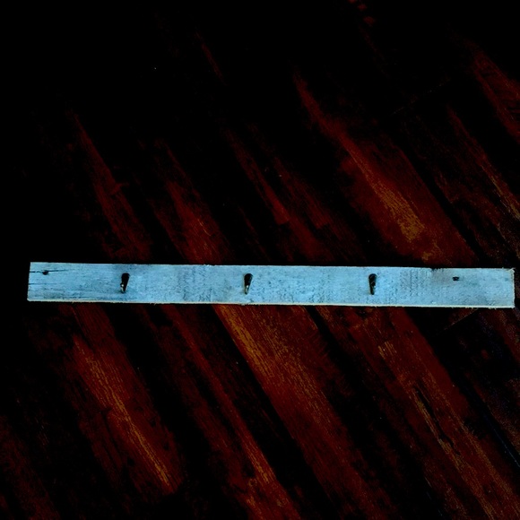 Hand Crafted-Wall mounted hook rail - Picture 1 of 8